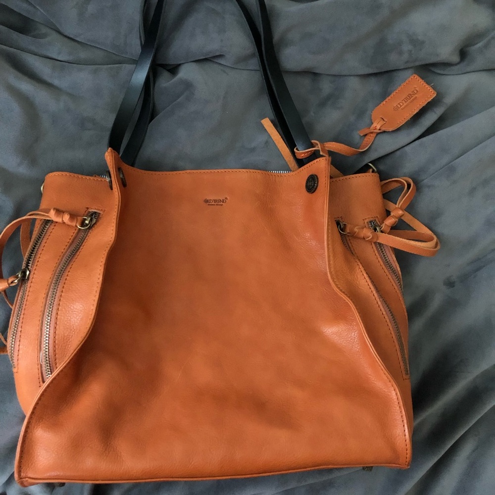 Old Trend Leather Purse Brand New with matching wristlet
